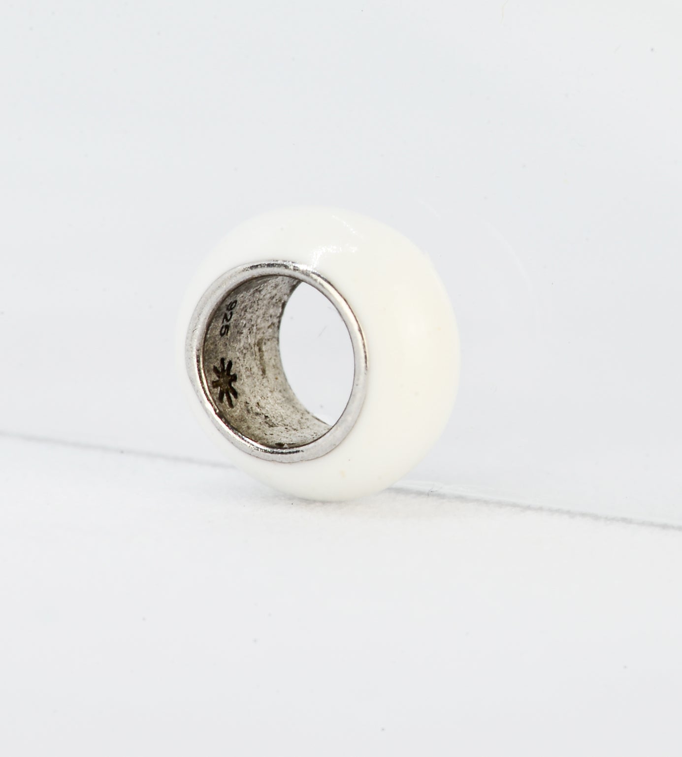 WHITE CAPSULE