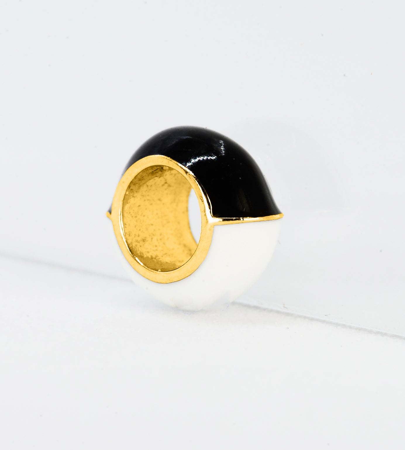 GOLD BLACK & WHITE CAPSULE