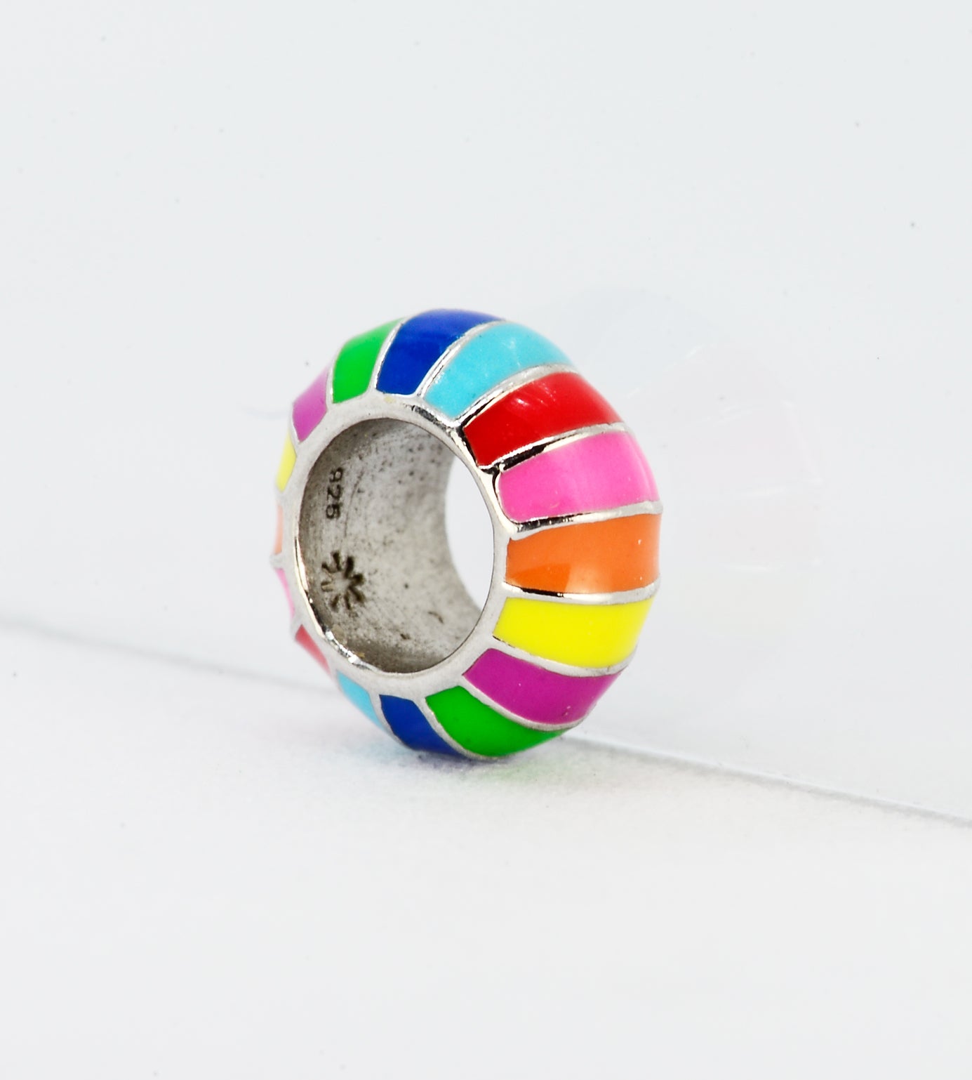 MULTICOLOUR STRIPED CAPSULE