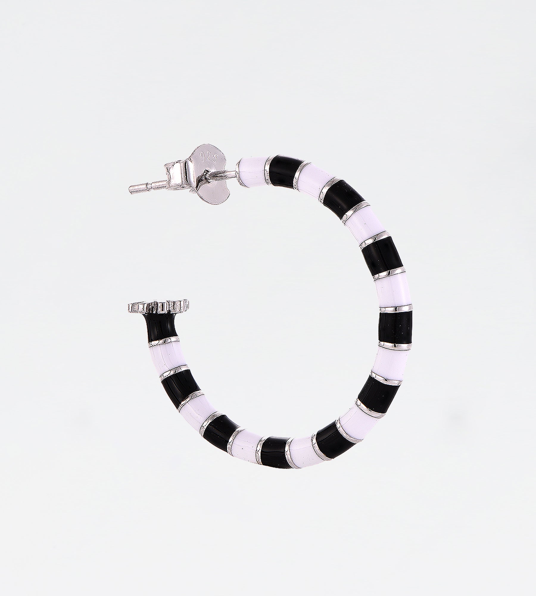 BLACK & WHITE EARRING